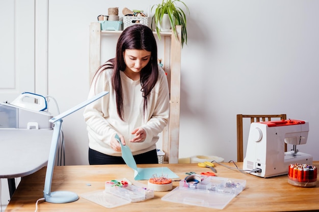 Ученица за работой в мастерской